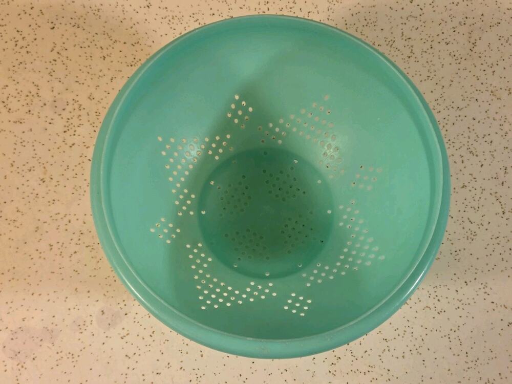 Tupperware #339-8 Green Jade Star Pattern Colander Strainer Bowl Kitchen Vintage